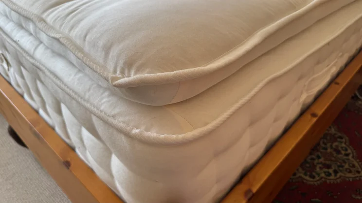 Happy Beds The Annabel 2000 Pocket Spring Natural Pillowtop mattress - close-up of corner