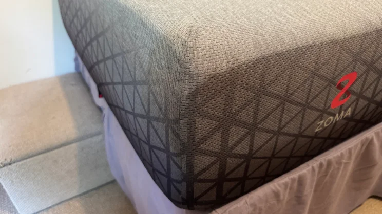 A close up of the corner of the Zoma Hybrid mattress