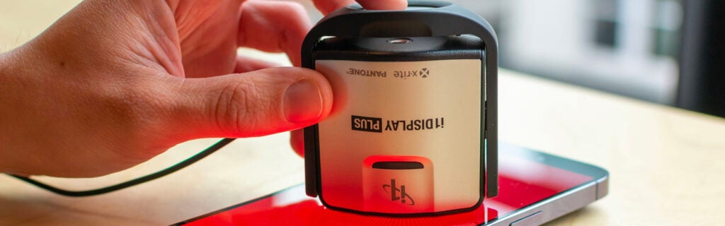 Testing a smartphone display with an X-Rite colorimeter