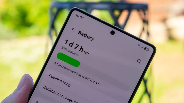 Phone display showing the battery settings