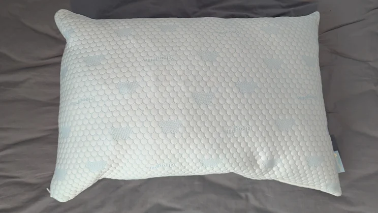 Cloudpillo Original review pillow flat on mattress