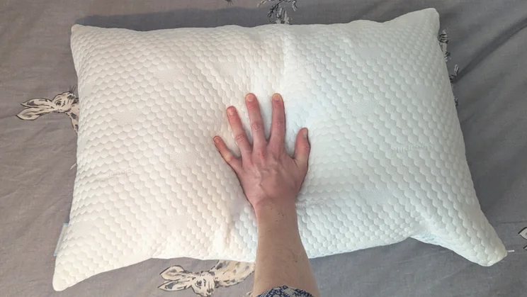 Cloudpillo Original review pressure teat with hand