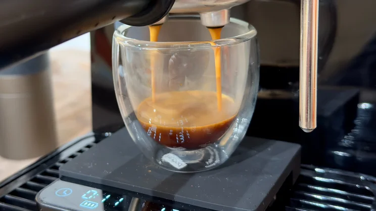 De&rsquo;Longhi Stilosa coffee machine review espresso being made