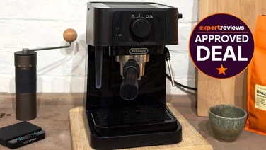 the De'Longhi Stilosa epsresso machine on a kitchen worktop. To the right of the machine, a badge reads "Expert Reviews Approved Deal"