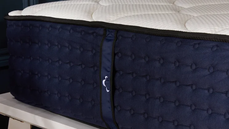 Dreamcloud Luxury Hybrid mattress side view of handle