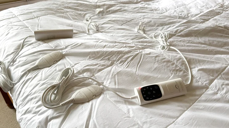 The Dreamland Love Mornings Heated Duvet's cable and dual remotes