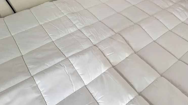 The surface of the Dreamland Snowed In Heated Mattress Protector