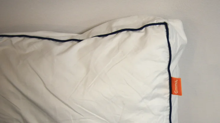 Emma Original Hybrid Pillow review_5 corner of pillow
