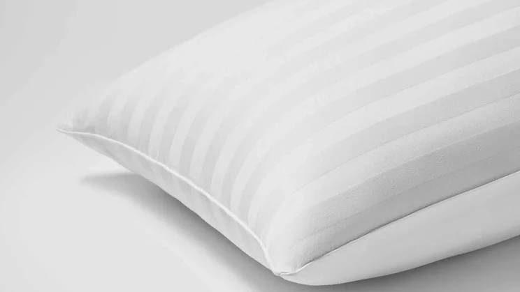Fine Bedding Co Boutique Silk Pillow review white pillow on a bed