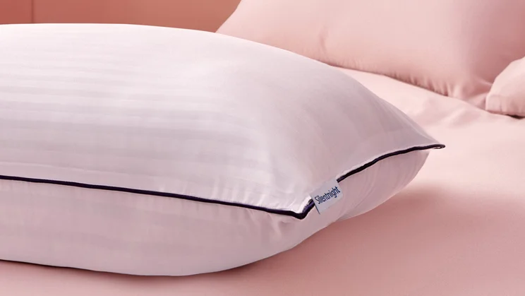 Silentnight Luxury Hotel Collection Pillow review corner view showing piping