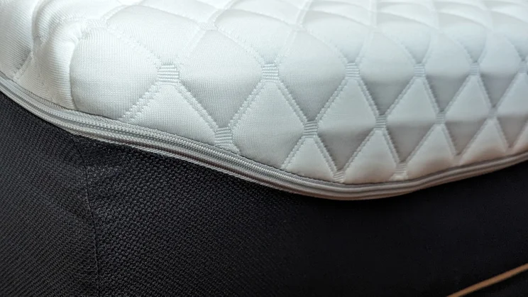HiGrid Premium Hybrid mattress close up of corner and cover zip