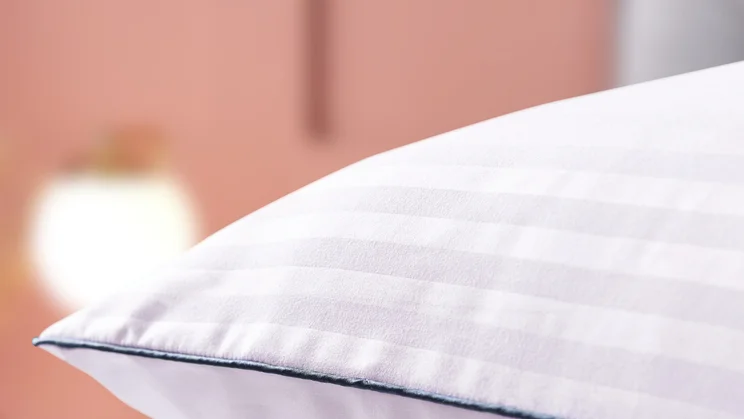 Silentnight Luxury Hotel Collection Pillow review close up of corner showing piping