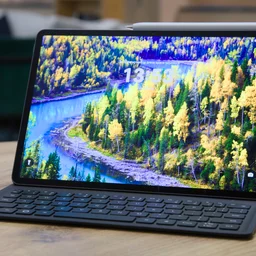 Huawei MatePad 11.5 S (2026) in keyboard case on a wood table