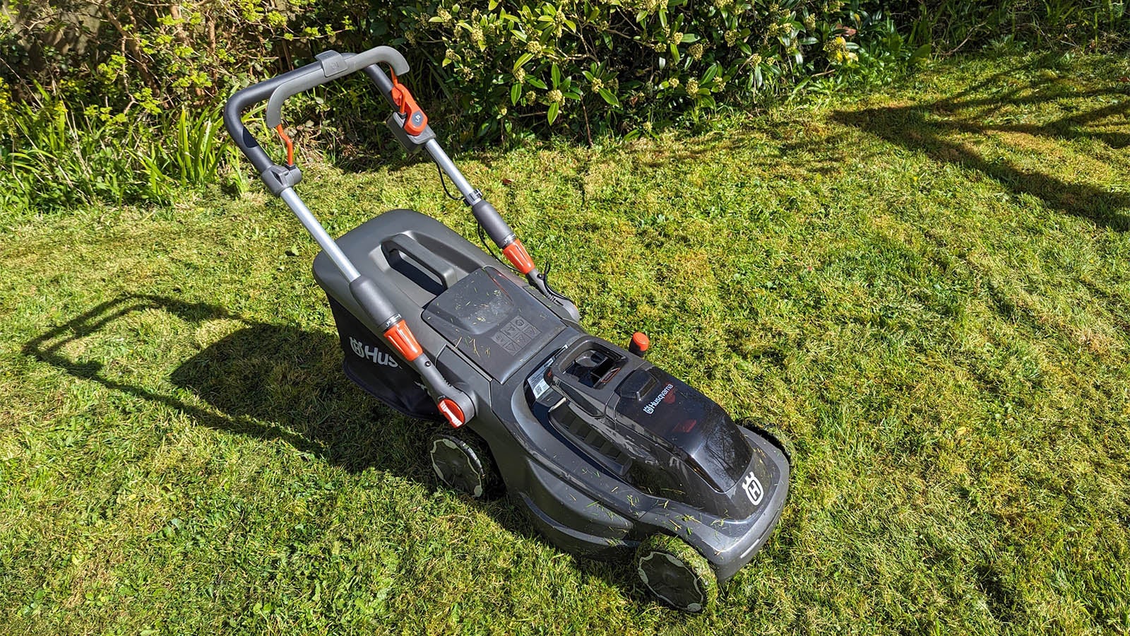 Husqvarna Aspire LC34-P4A in our reviewer's garden