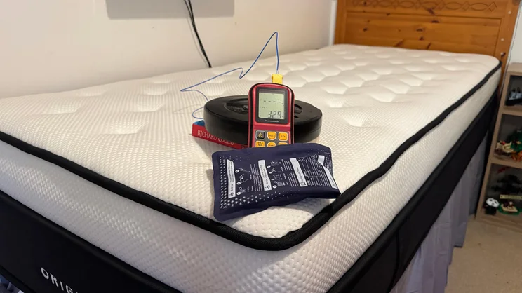 Testing temperature regulation of the Origin LumbarCloud mattress, using a heat pad, weight and thermocouple probe