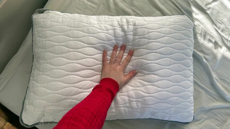 Otty Adjustable pillow review-hand on pillow