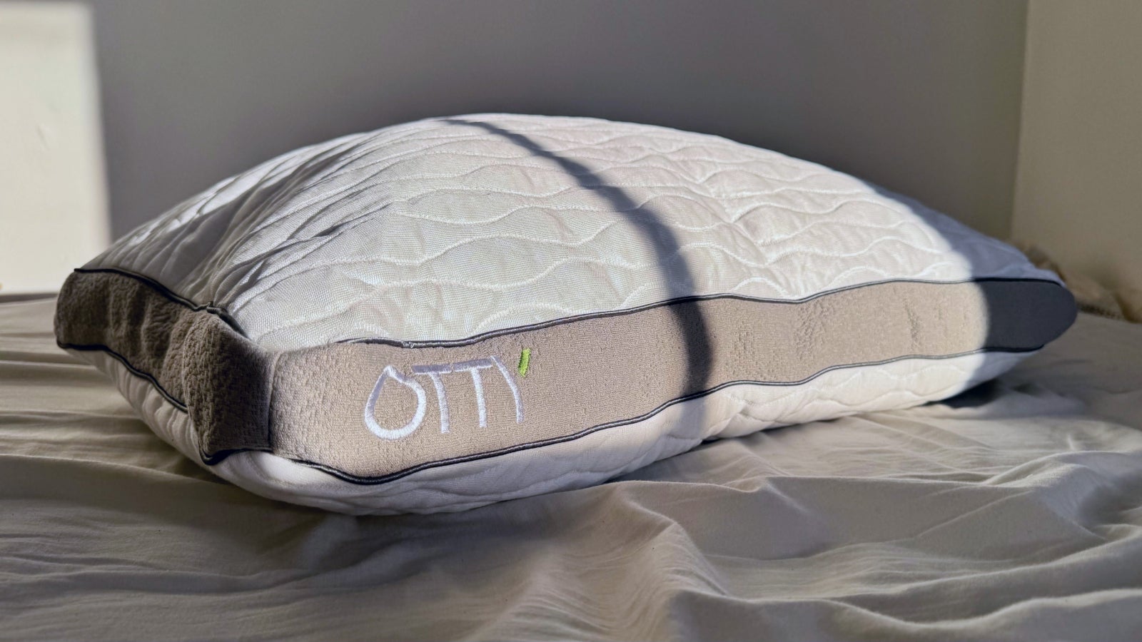 Otty Adjustable pillow on a grey bedsheet