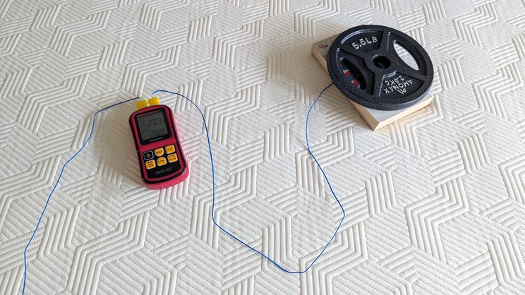 Testing the temperature regulation of the Panda Hybrid Bamboo mattress with a thermocouple