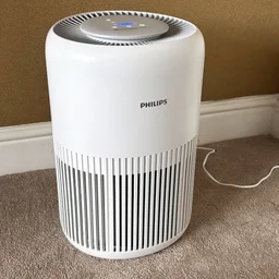 The Philips AC0920/10 air purifier in the corner of a living room