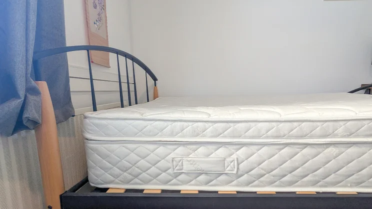Premier Inn 2.0 Mattress review side of mattress