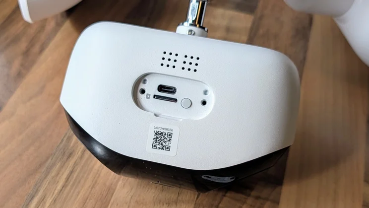 The underside of the Reolink Elite Floodlight WiFi