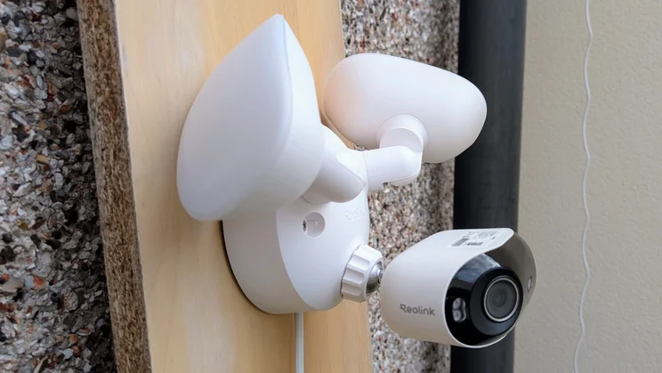 A side view of the Reolink Elite Floodlight WiFi
