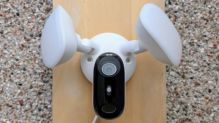 Reolink Elite Floodlight WiFi showing lights facing sideways and camera arranged vertically