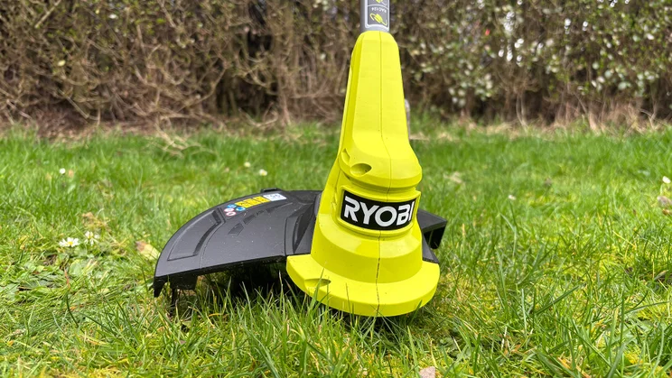 Ryobi RY18LT23A-0 grass trimmer - close-up of trimmer head rear