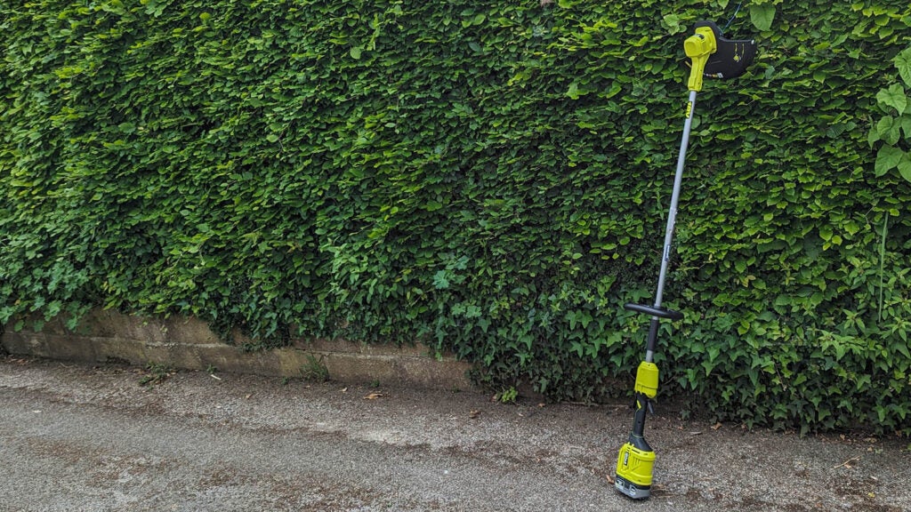 Ryobi RY18LTX33A review - standing up