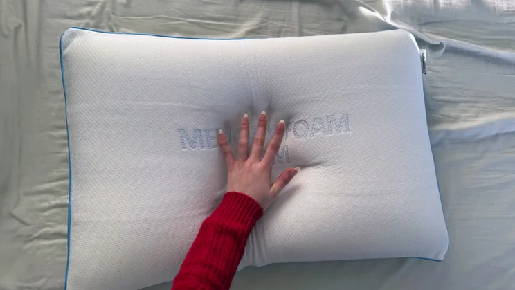Silentnight Impress memory foam pillow review-hand print with hand