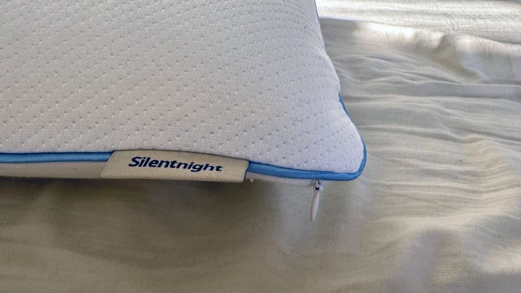 Silentnight Impress memory foam pillow review-logo with zip