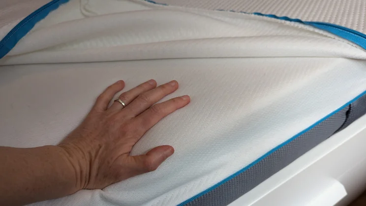 simba-hybrid-pro_mattress-review_mattress10 hand pressed into the corner