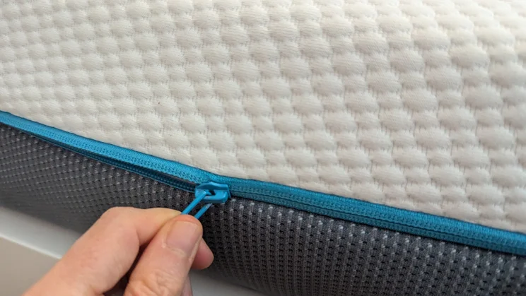 simba-hybrid-pro_mattress-review_mattress14 showing zip