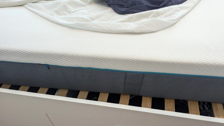 simba-hybrid-pro_mattress-review_mattress15 side view on bedstead
