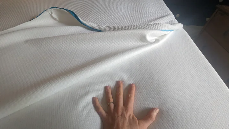 ro_mattress-review_mattress1 hand on mattress