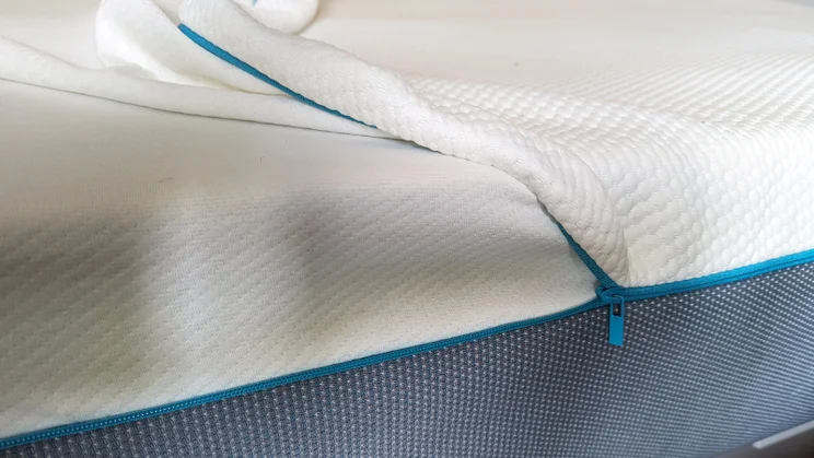 simba-hybrid-pro_mattress-review_mattress5 cover lifted