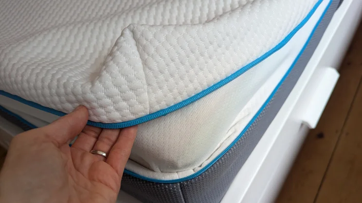 simba-hybrid-pro_mattress-review_mattress9 corner unzipped