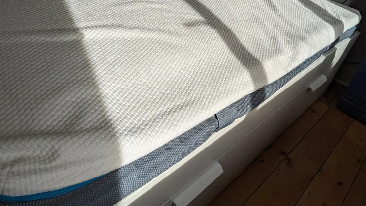 simba-hybrid-pro_mattress-review_unboxing6 unrolled corner