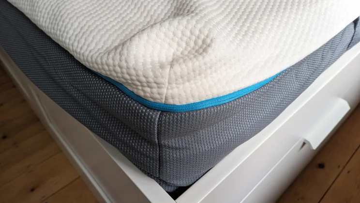 simba-hybrid-pro_mattress-review_unboxing8 unrolled corner
