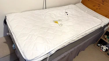 The Slumberdown Wonderfully Warm Electric Blanket on a single bed