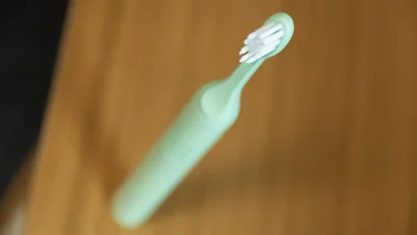 A closeup of the Suri 2.0 electric toothbrush from above