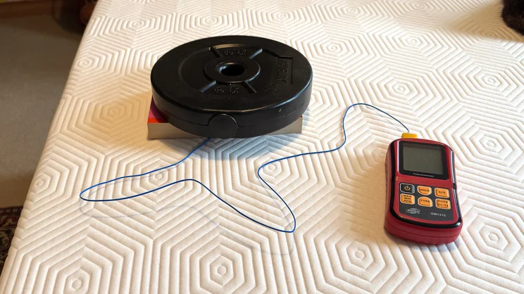 Testing the temperature regulation of the TEMPUR EASE mattress - using a thermocouple, book and a 2.5kg weight