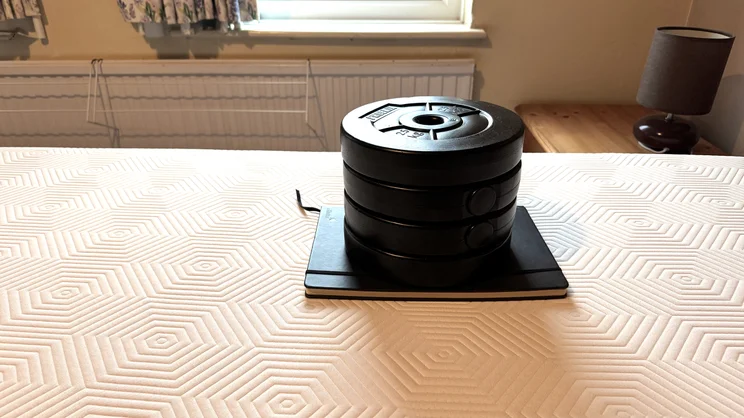 Testing the sinkage of the TEMPUR EASE mattress, using a series of weights