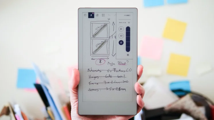 The Remarkable Paper Pro Move shown in hand ad a note onscreen