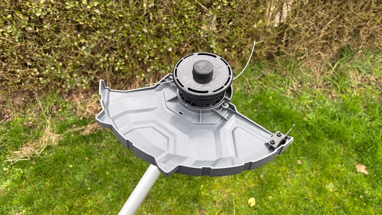 VonHaus 36V cordless 2-in-1 grass trimmer - close-up of trimmer head underside