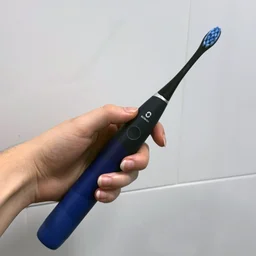 Oclean Flow review teaser blue toothbrush being held at an angle